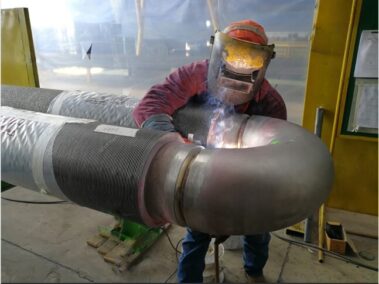 welding steel pipes tochether with pipe fittings